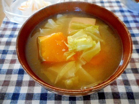 カボチャとキャベツと高野豆腐の味噌汁